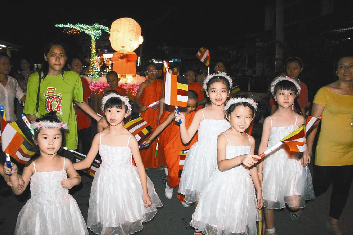 佛祖花車巡境  大馬萬人空巷慶佛誕