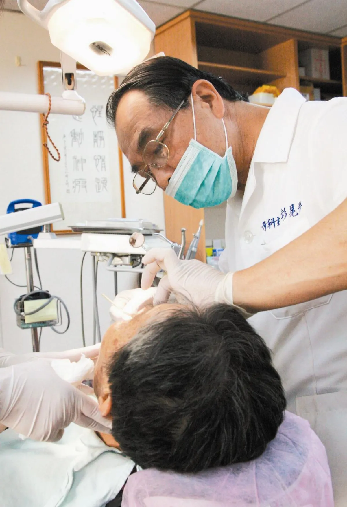 牙醫多才多藝  拔牙歌讓病患笑著拔牙