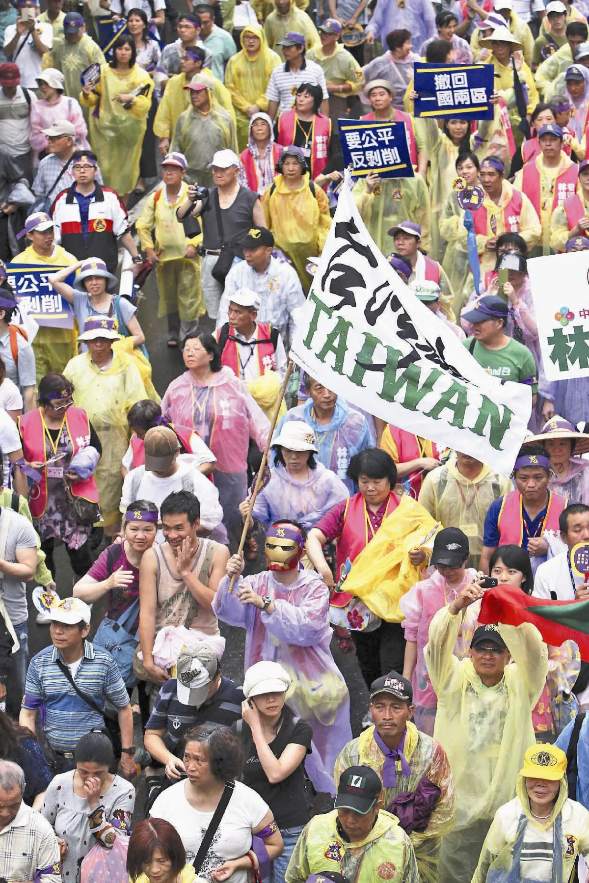 總統踹共 數萬人走上街頭