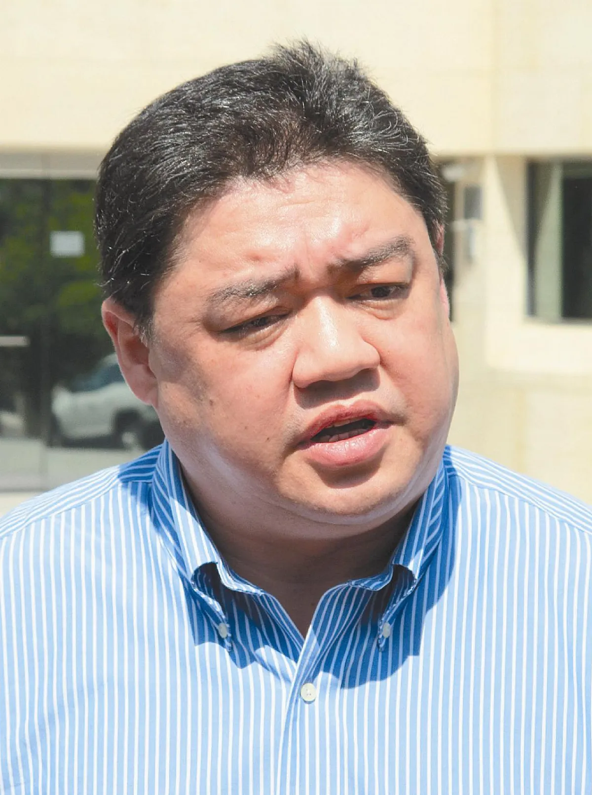 向中國官方自首 爭取回國探視雙親 仿陳 吾爾開希闖中使館碰壁