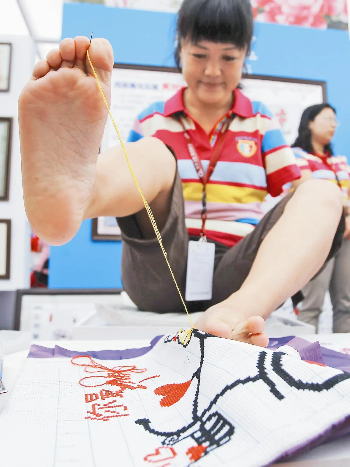 刺繡、修表 無臂仍靈巧