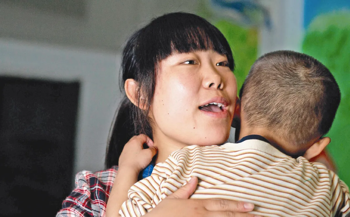 擁抱撫慰自閉兒