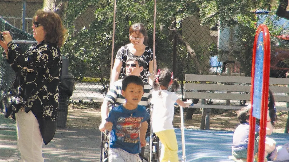 陳光誠紐約享自由 公園曬暖陽