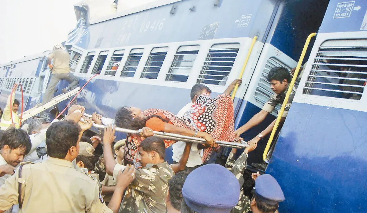 印度火車衝撞 至少25死70傷