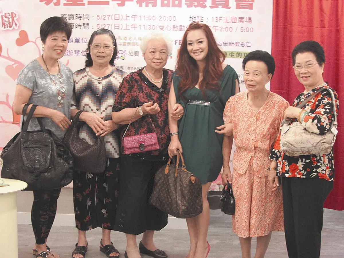 藝人捐物義賣 讓老人再活躍