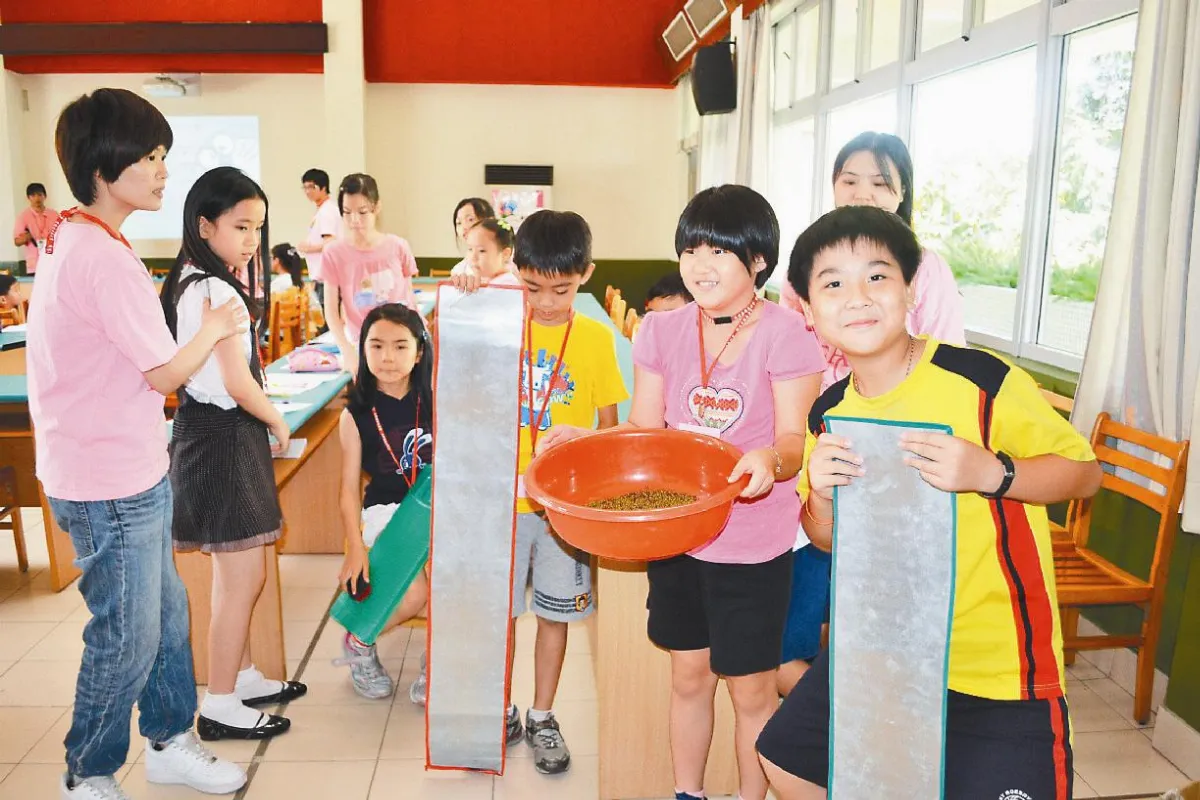 豆子、臉盆、洗衣板製造音效南大附小學生 化聲播音員