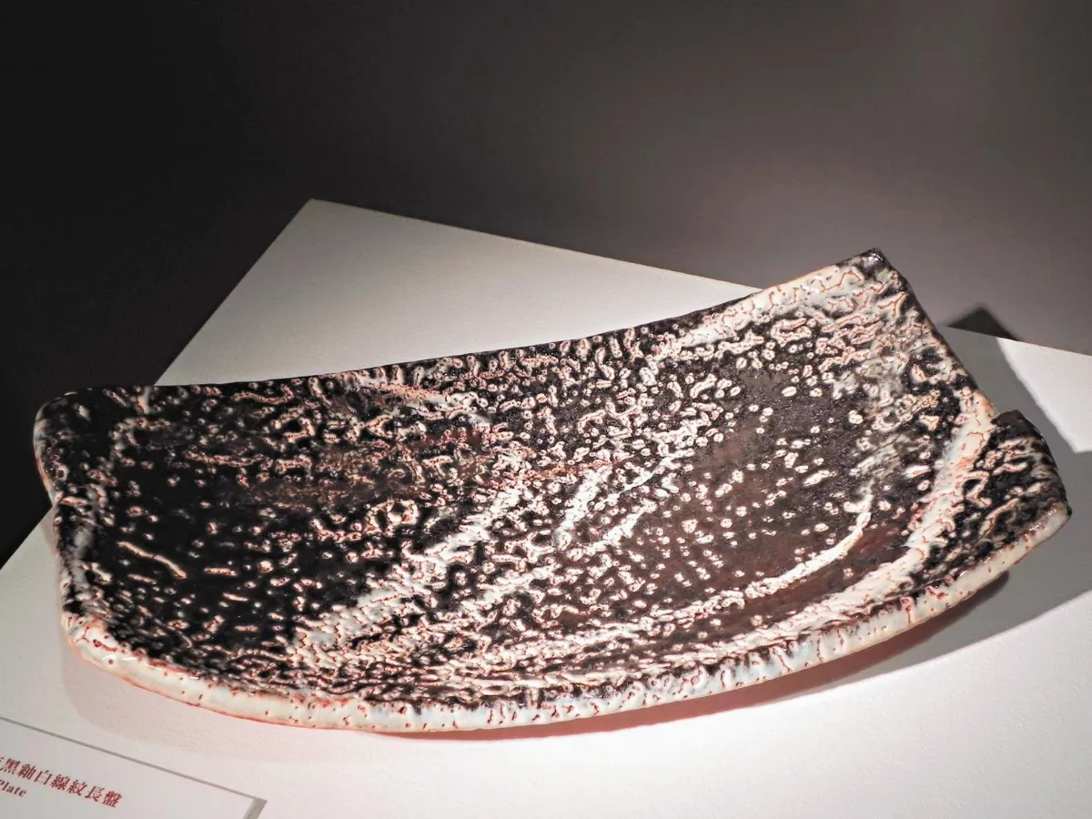 【釉彩衣—施繼堯長石陶個展】墨衣黑釉白線紋長盤