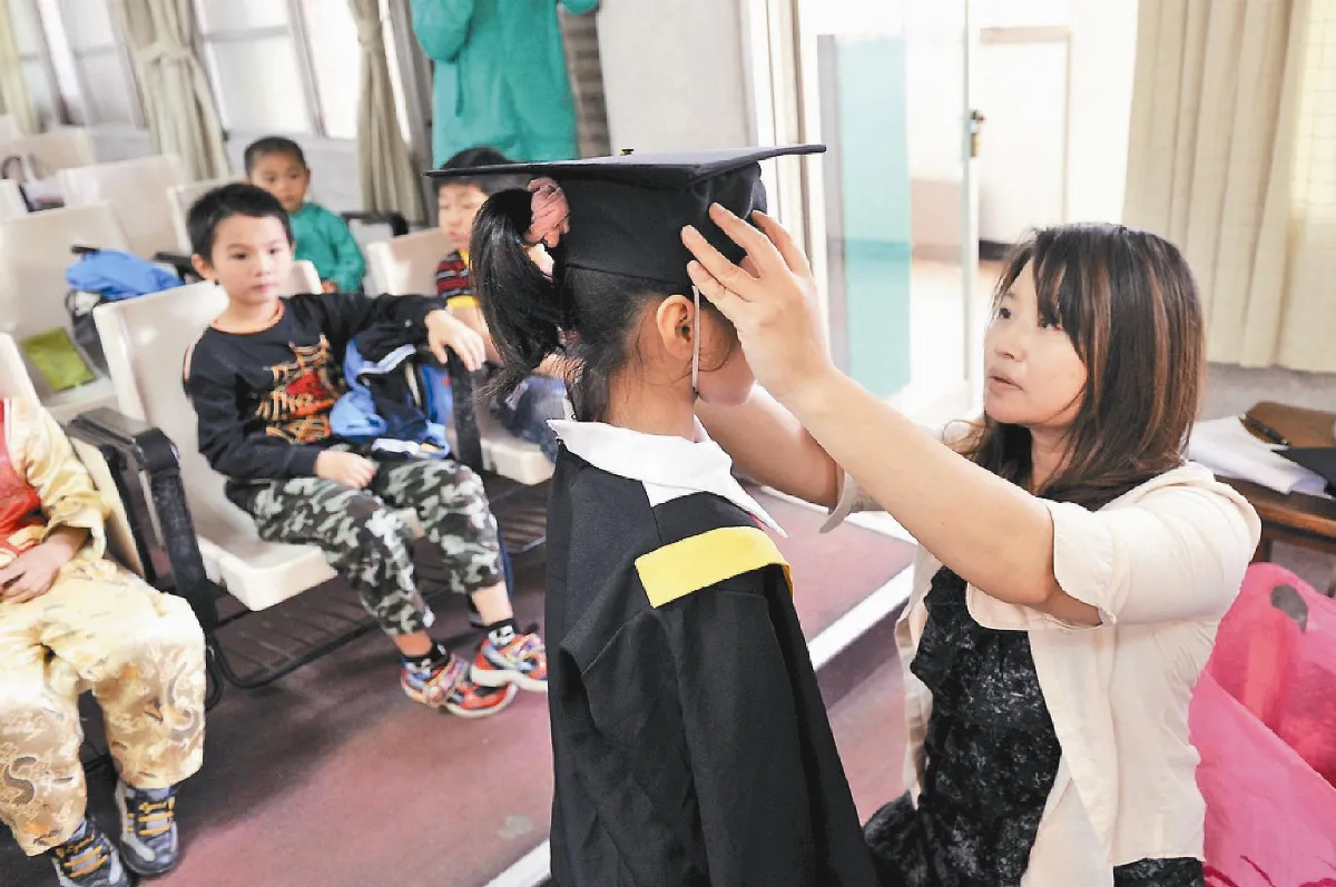 大學生到偏鄉 幫小學生拍畢業照