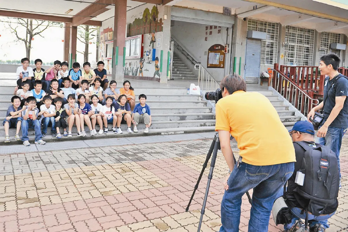 大學生到偏鄉 幫小學生拍畢業照