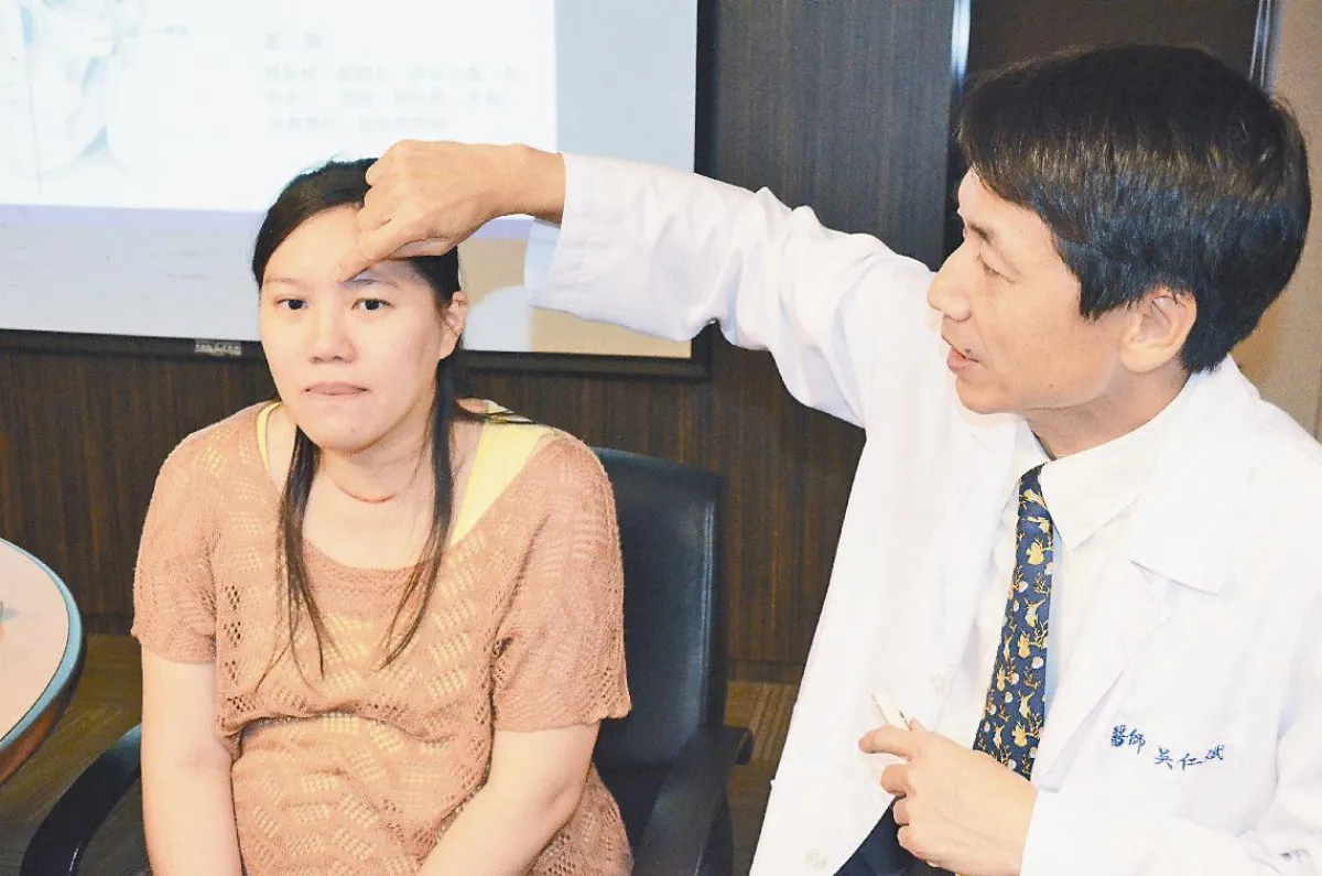 輕壓按摩眼眶周圍 能舒壓