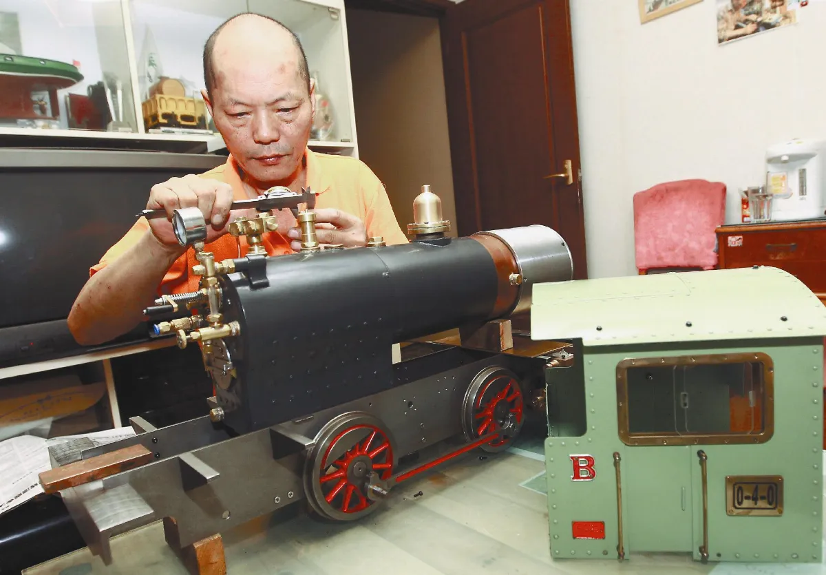 當不成駕駛員 自製小火車