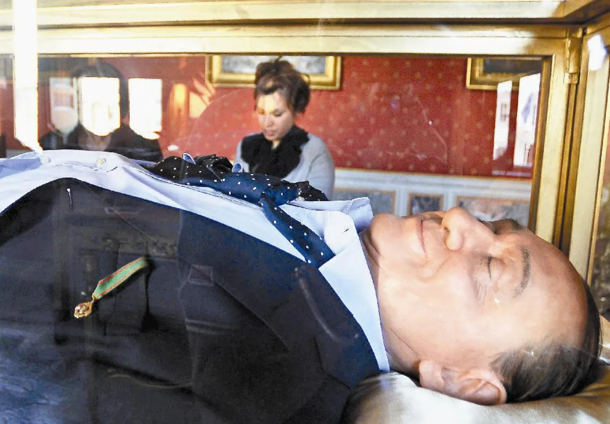 臭名遠播 義前總理遭惡搞死像