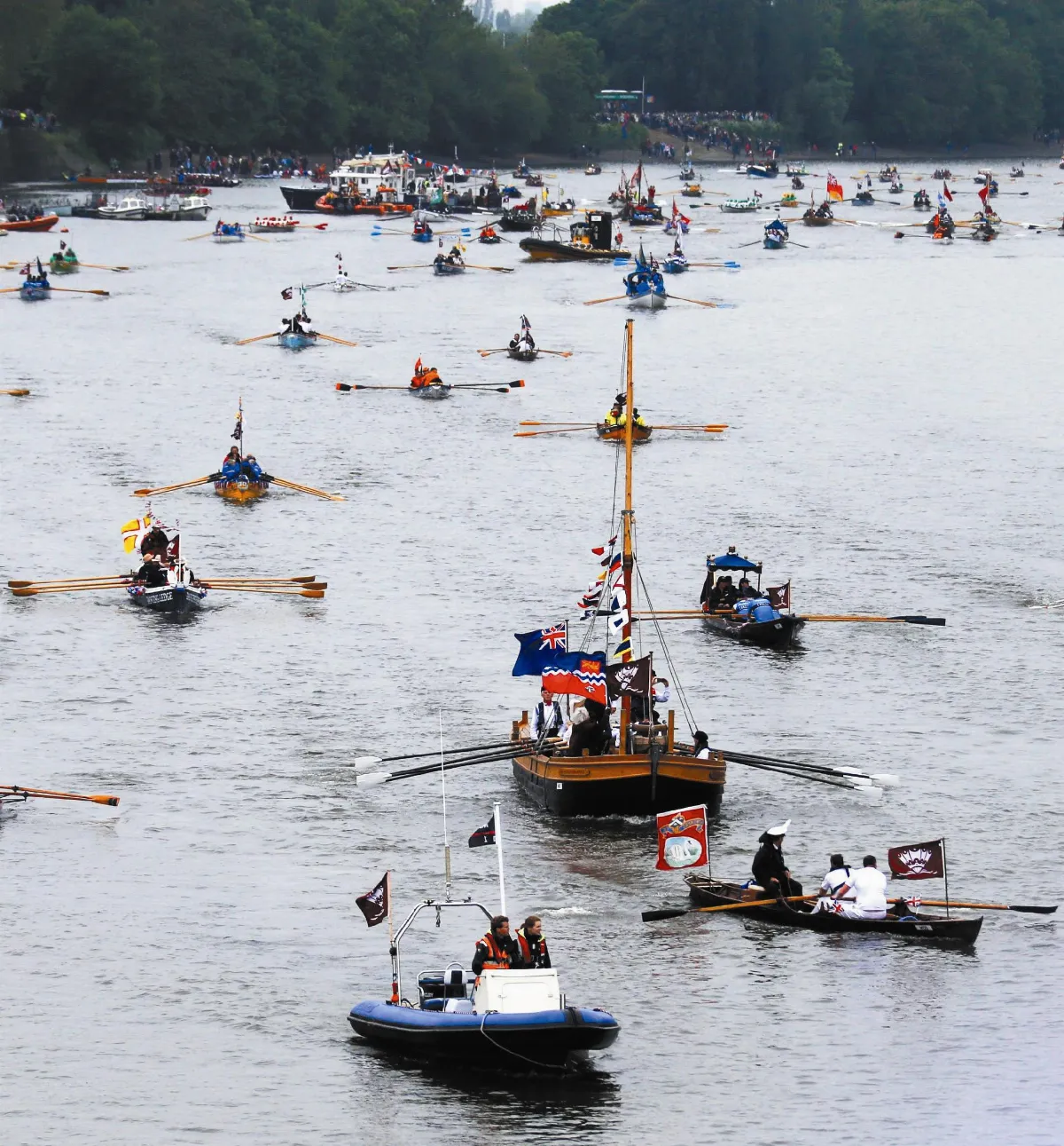 英女王鑽禧慶典 千艇遊河 萬場派對