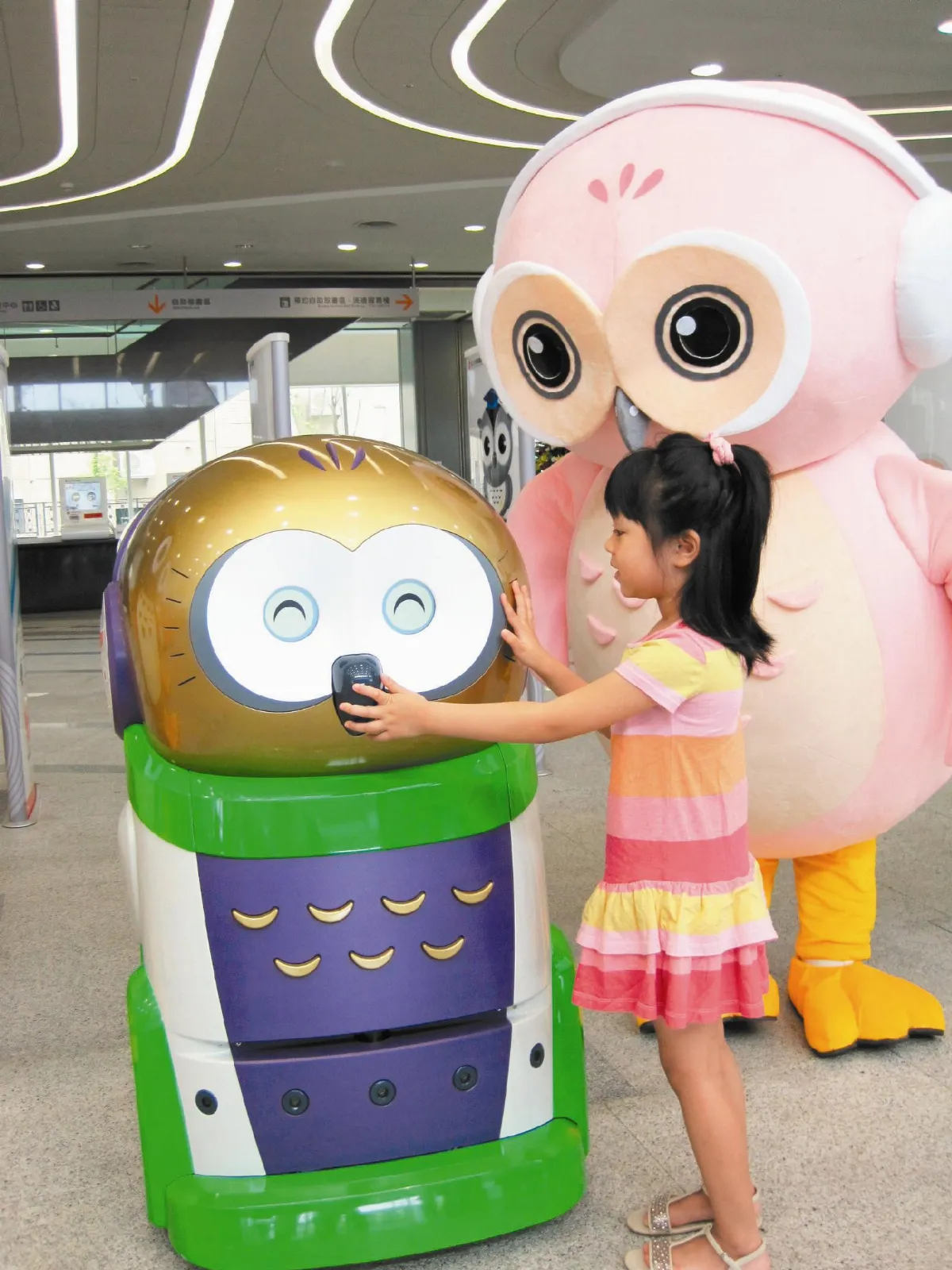 台中數位圖書館 貓頭鷹機器人歡迎你