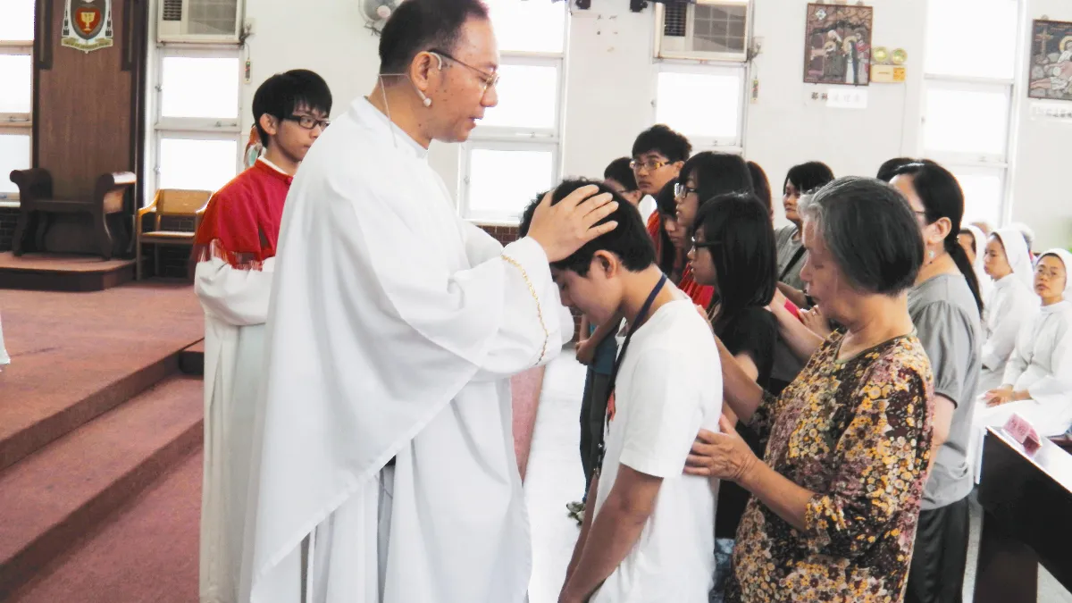 考前祈福   神父降福 盼更堅定信仰