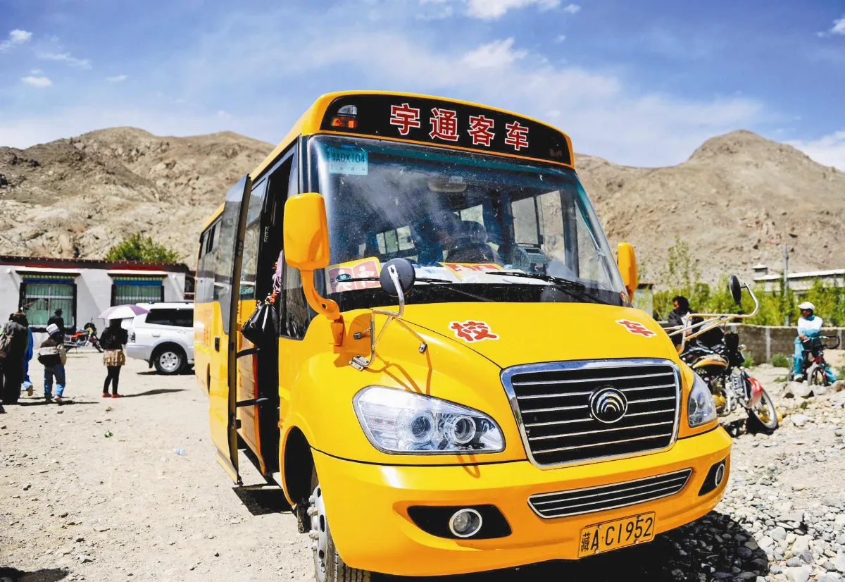 搭大鼻子校車上學去