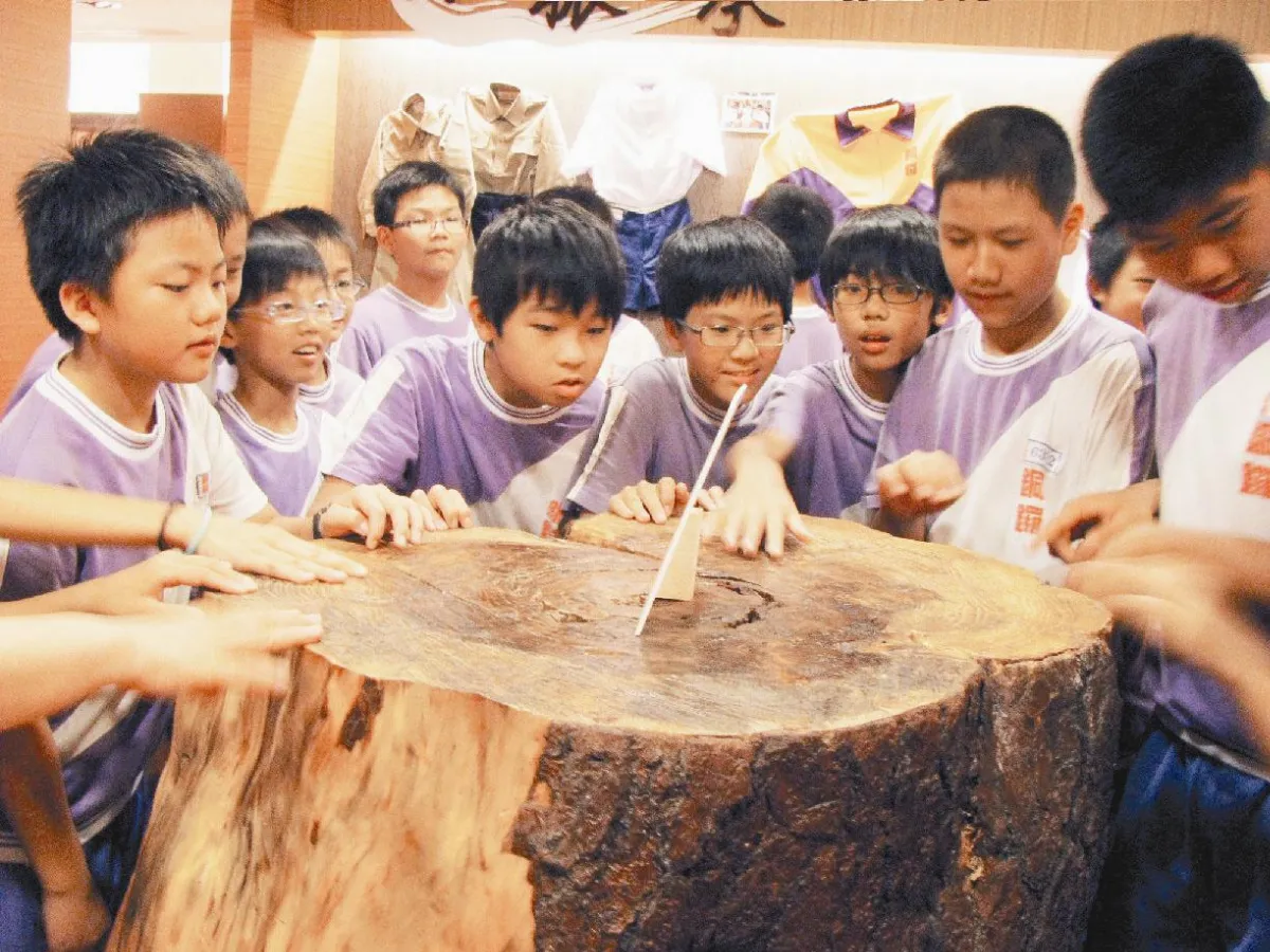 校長當學姐 帶學生回顧113年校史