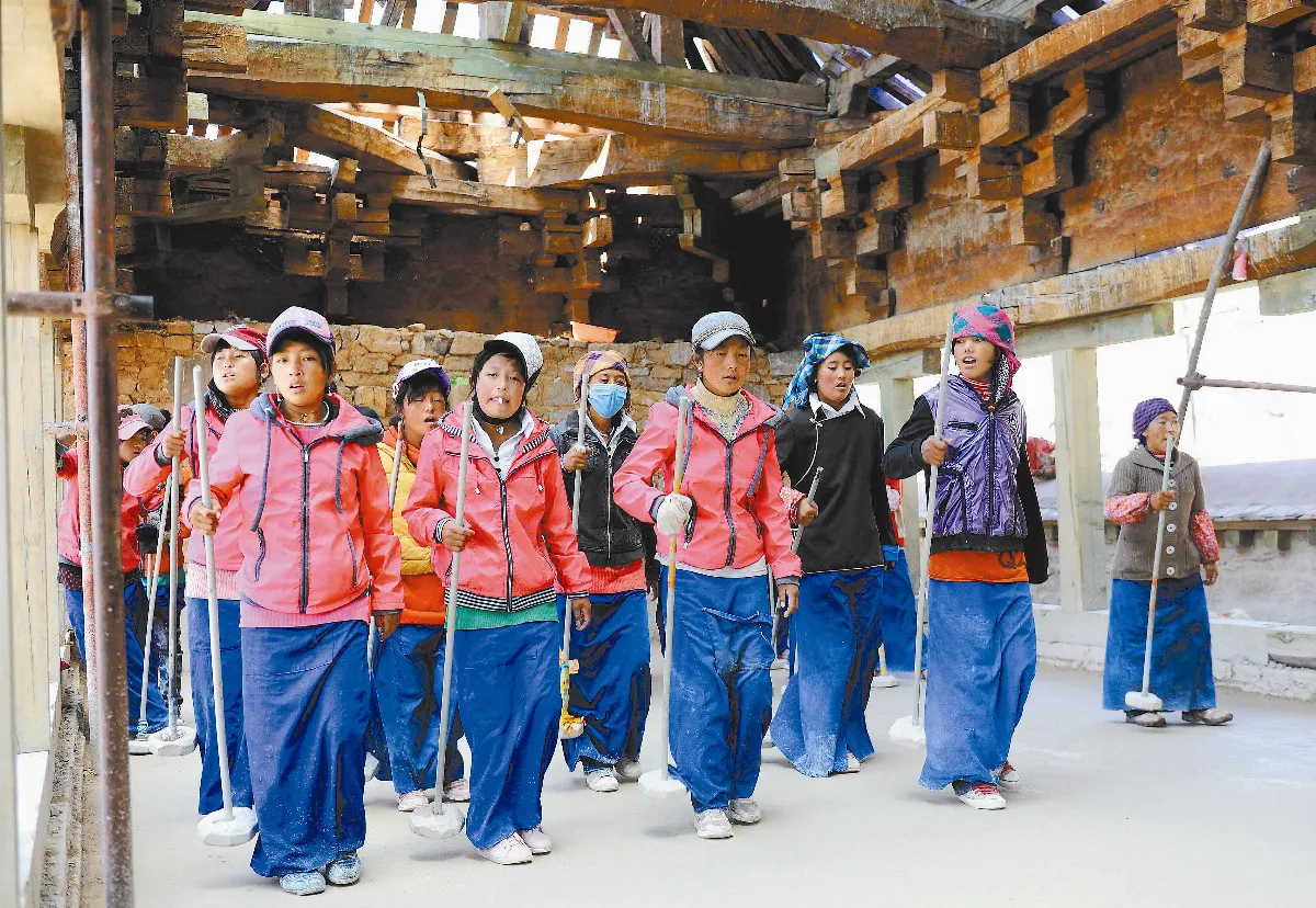 藏青打阿嘎土 夯土、唱歌… 修繕色拉寺