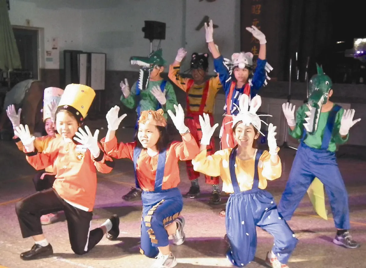 新港小四學童 套上玩具演音樂劇