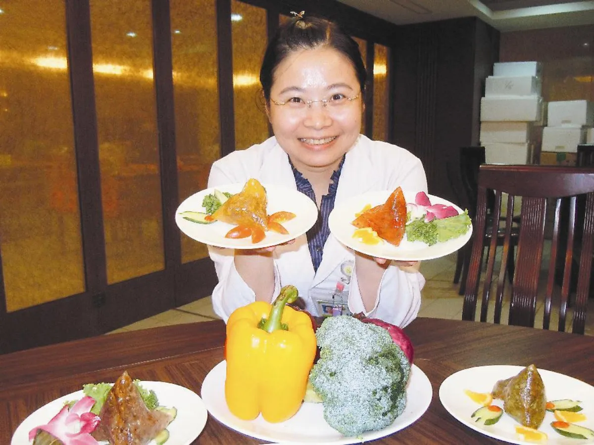 吃粽子配蔬菜 沾料應酌量