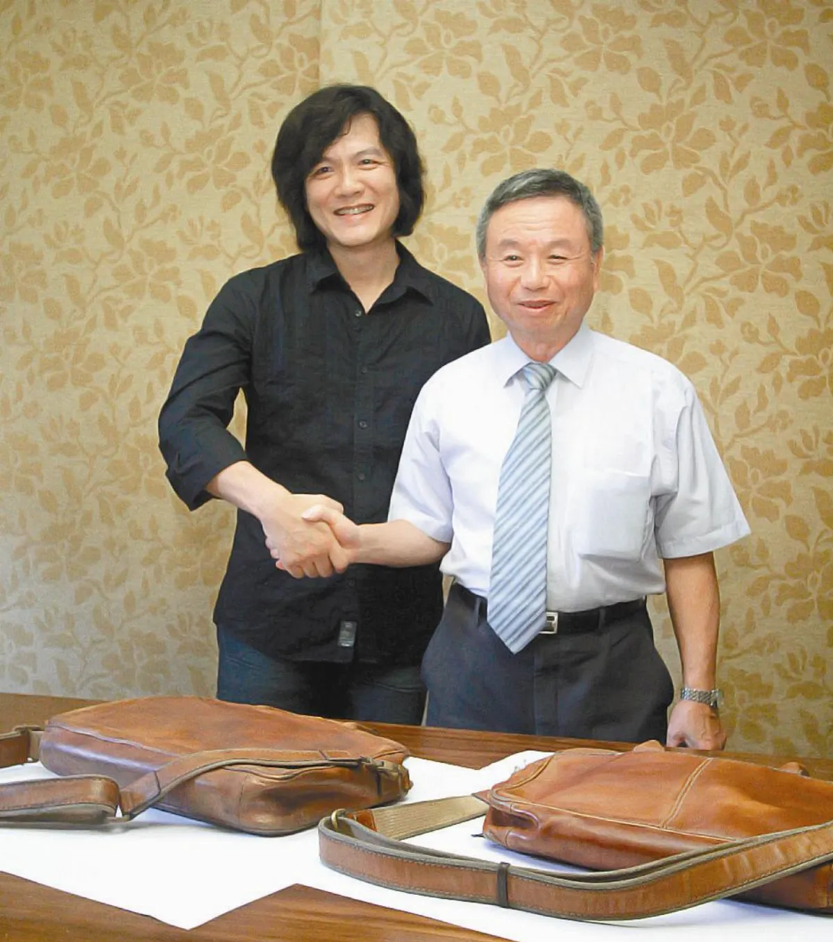 木雕志良包義賣 楊志良盼募2百萬