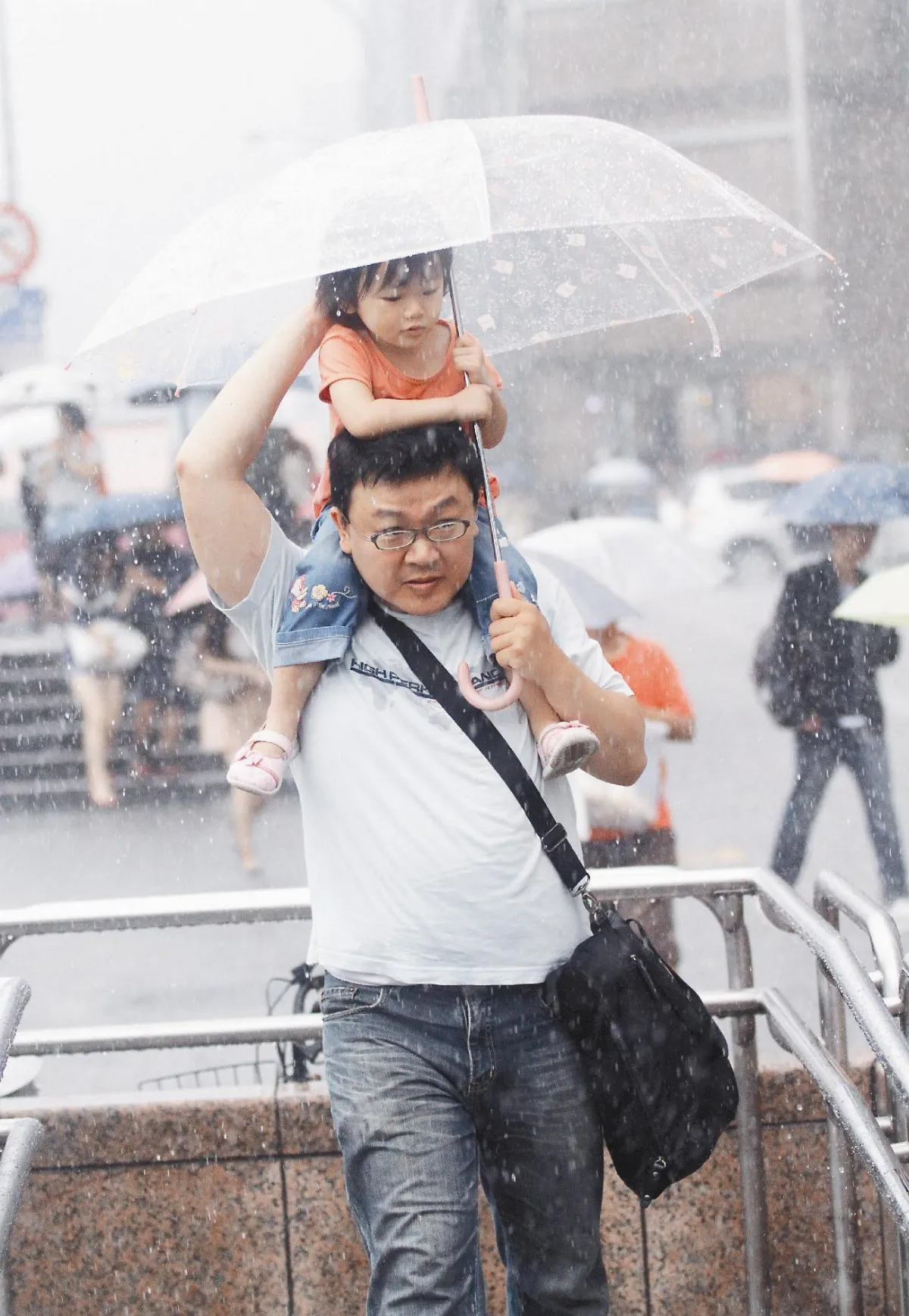 大雨不怕…爸爸我罩妳