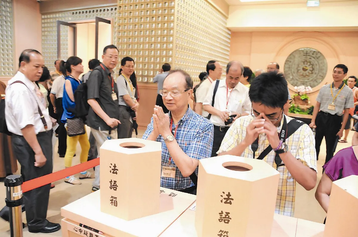 台大校友訪佛館  賴英照、陳維昭肯定教育設施