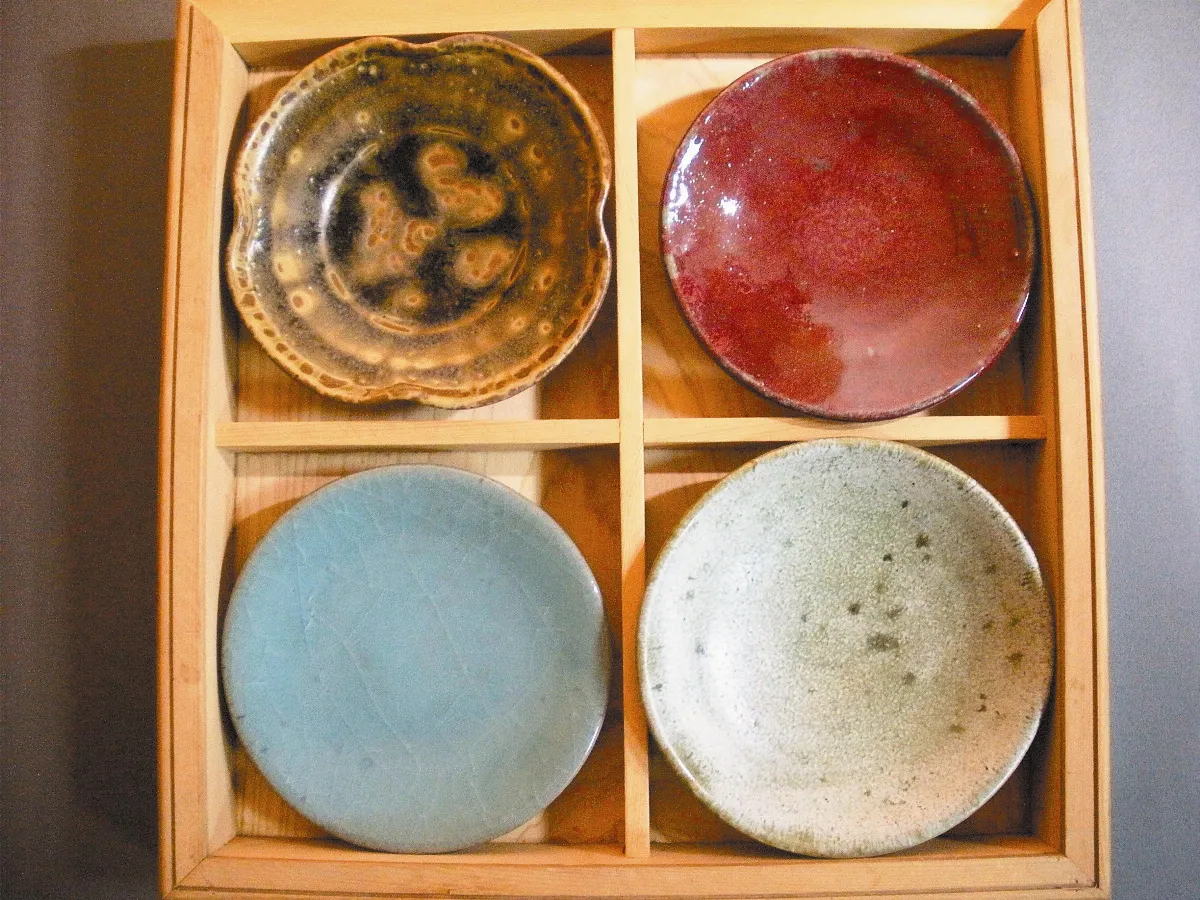 灰釉之美‧曾至好名釉陶瓷展 藍白紅黃四色盤