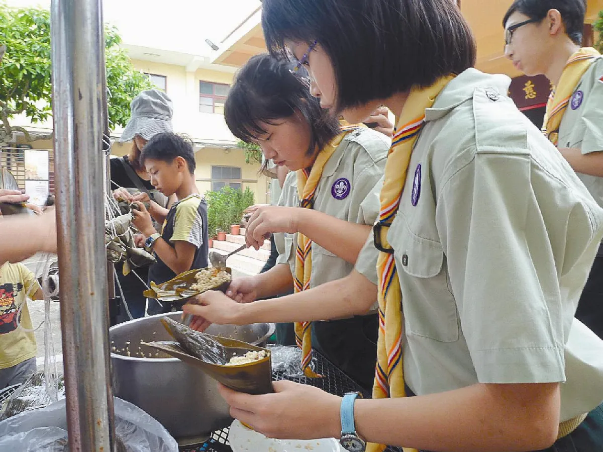 佛光童軍包粽子
