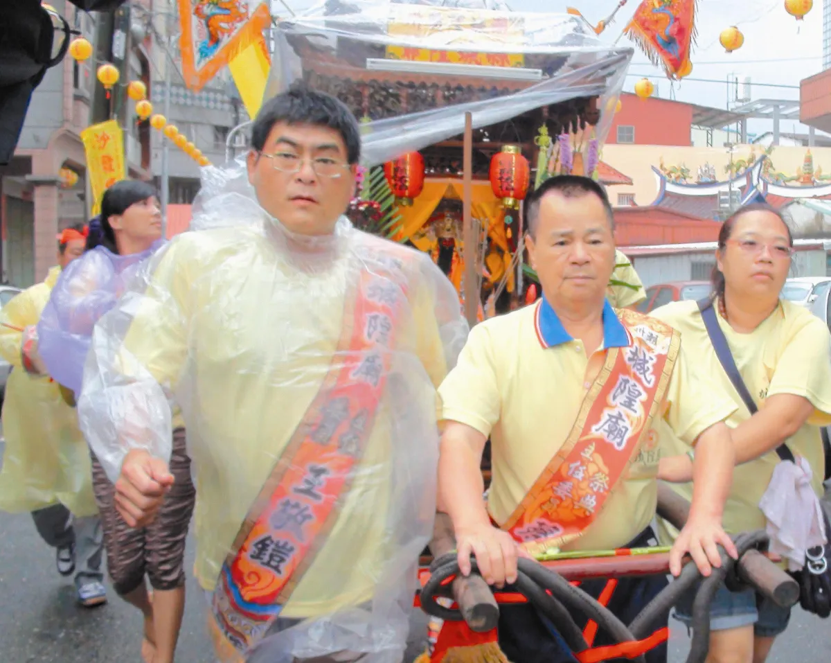 首度遶境屏北 潮州城隍爺風雨無阻