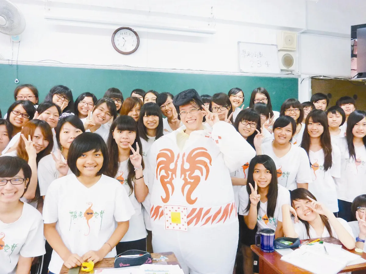 曾扮貓王、流氓、美少女戰士老師變變變 物理變有趣