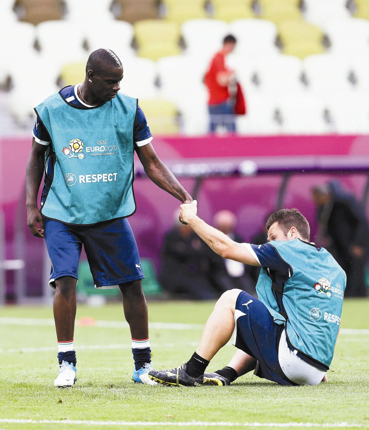 歐足賽   場內球員踢 場外民族打