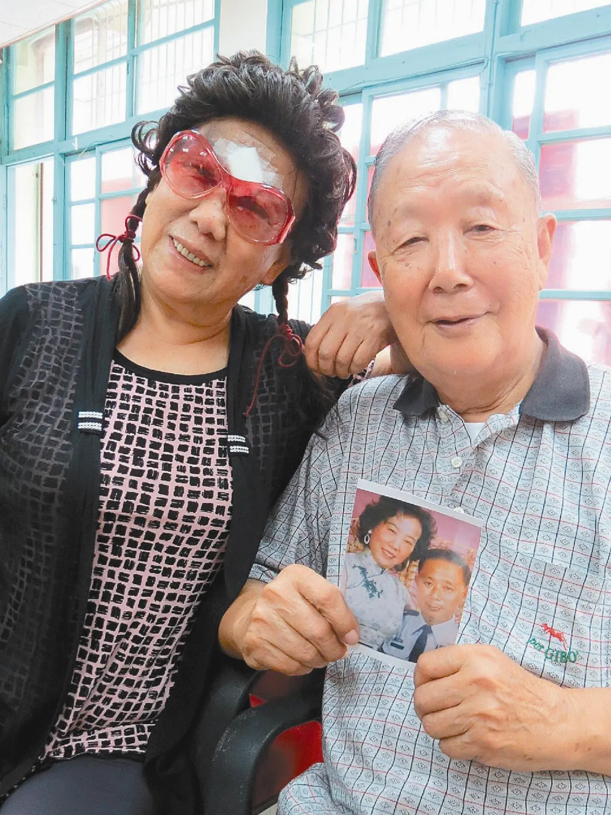 牽手63年 8旬夫婦如影隨形
