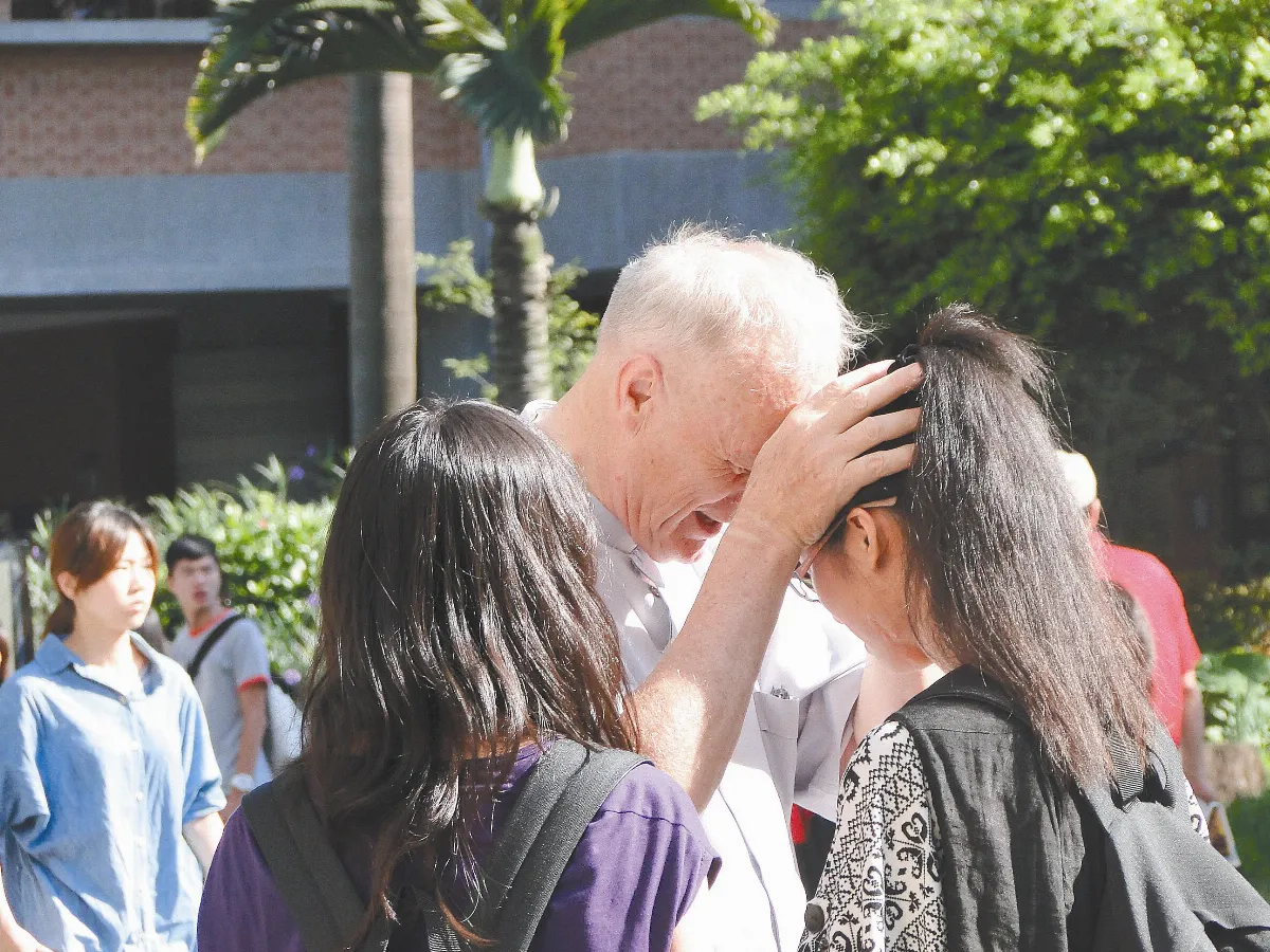 大學指考 神父來祝福