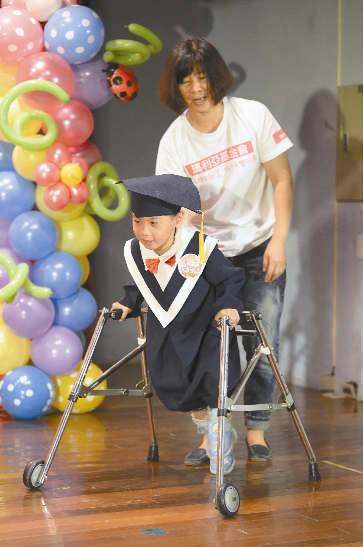 輪椅小傑走上台 領人生第1個獎