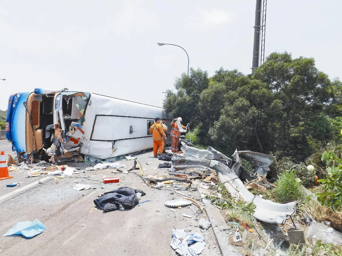 哈爾濱教師團國道翻車 1死4重傷