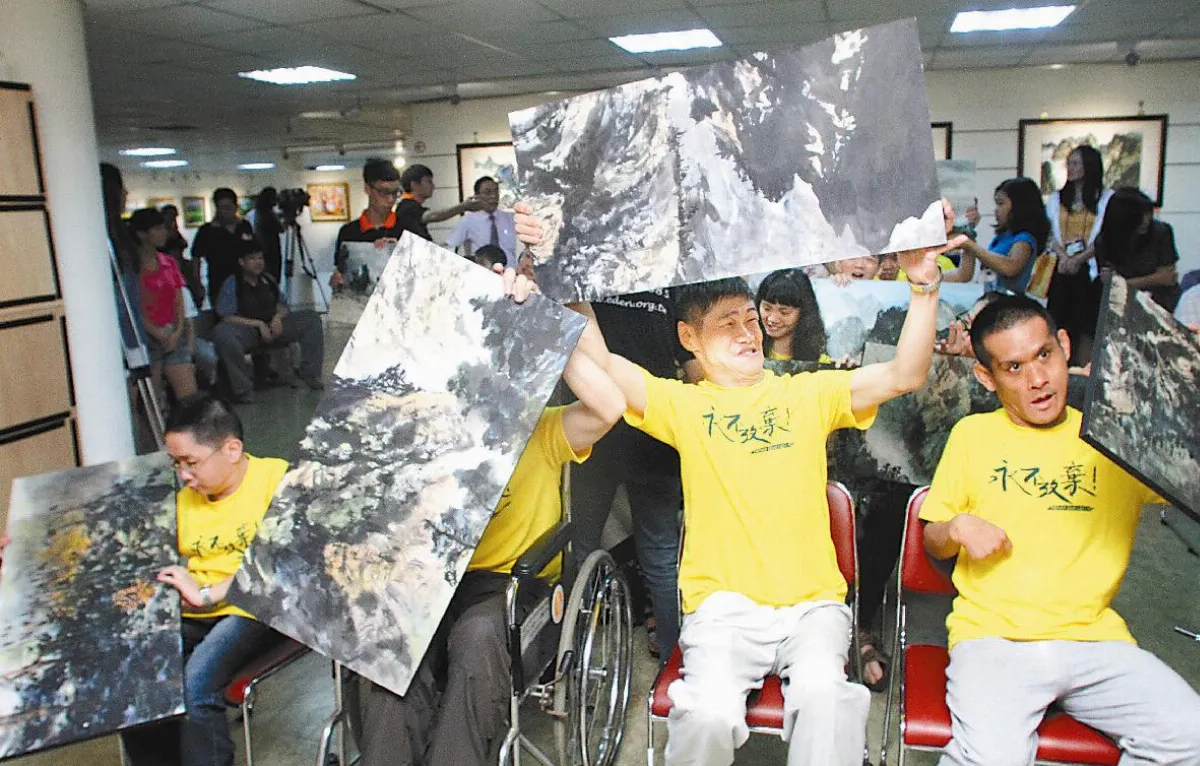 身障畫家聯展 挑戰超越顛峰