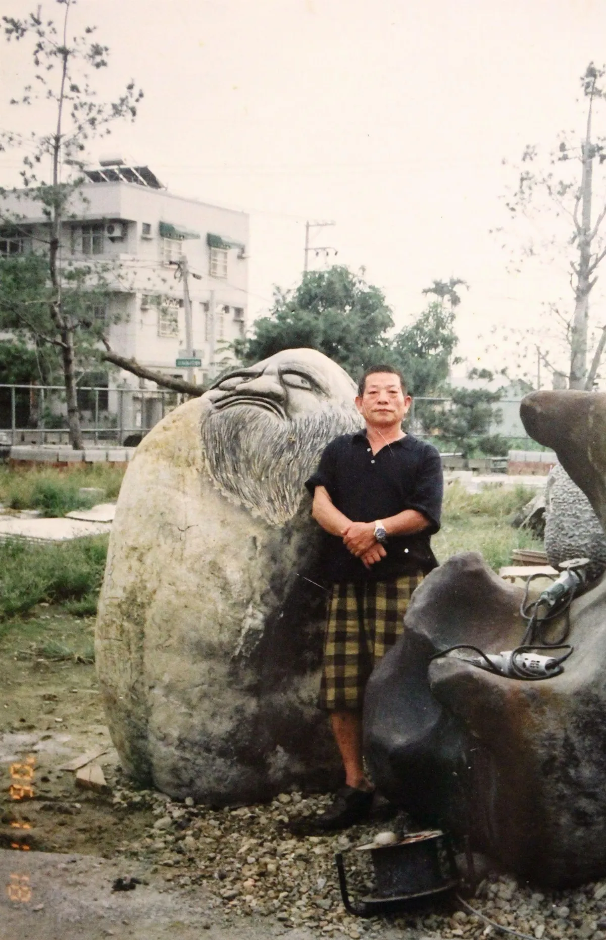 武師轉行石雕 健美阿伯樂創作