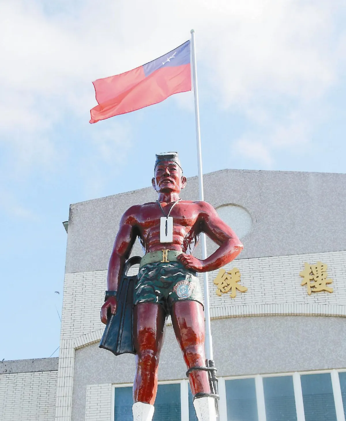 全台唯一蛙人雕像後輩蛙人 尊他老大哥