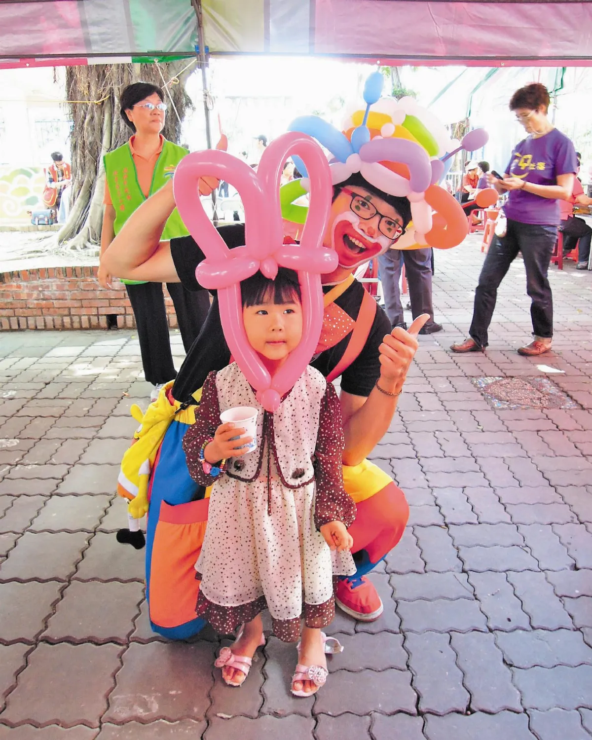 高應大學生 街頭表演小丑氣球秀
