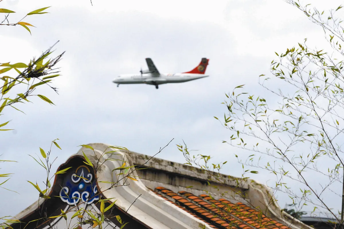 【人間隨喜】飛機掠過古厝