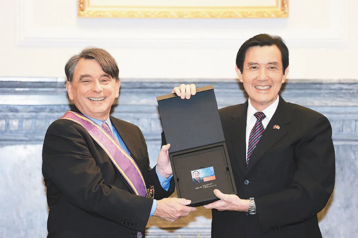 司徒文卸任留台 總統送特製悠遊卡