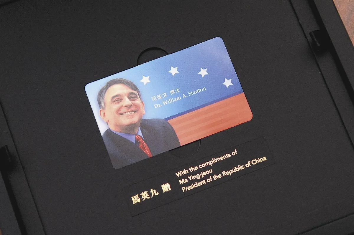 司徒文卸任留台 總統送特製悠遊卡