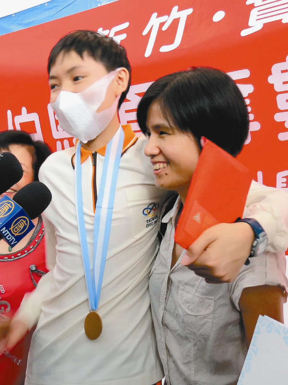 陳伯恩返國 受英雄式歡迎