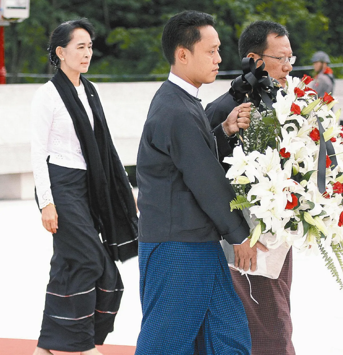 翁山蘇姬祭亡父 首度現場直播
