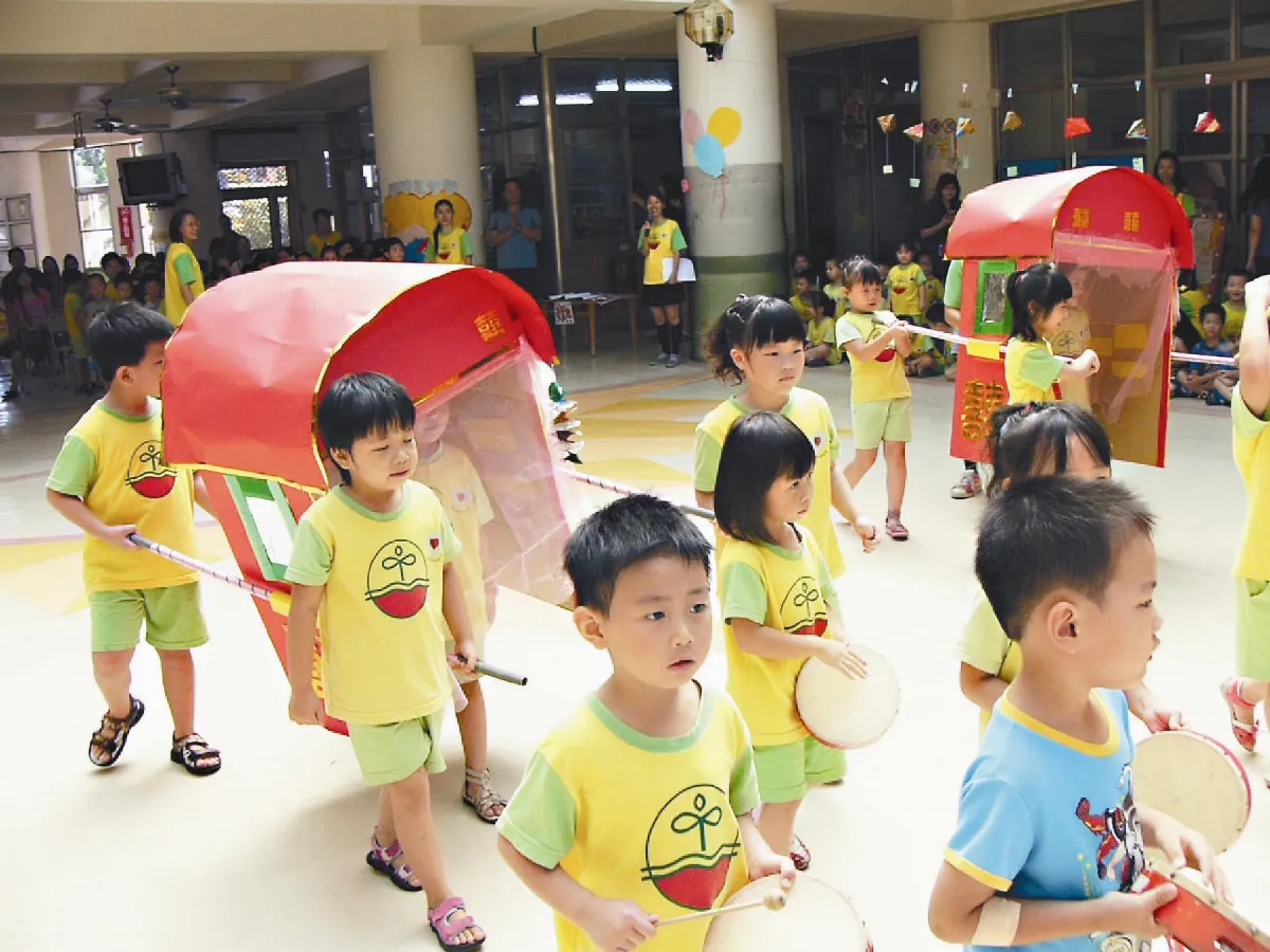 別開生面畢業典禮中小班學童抬花轎 歡送大班學長