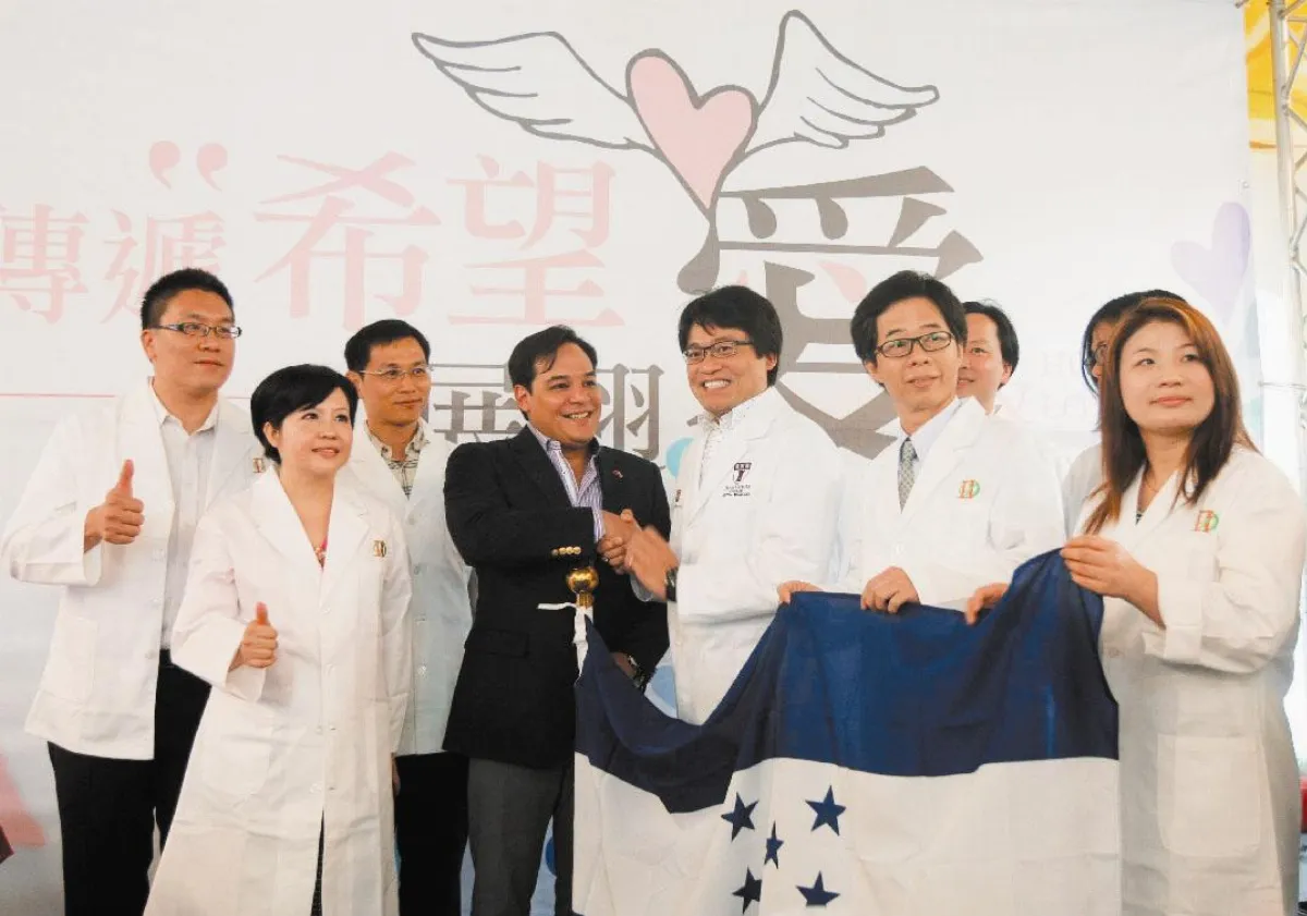 牙醫師組團義診 宏國感恩