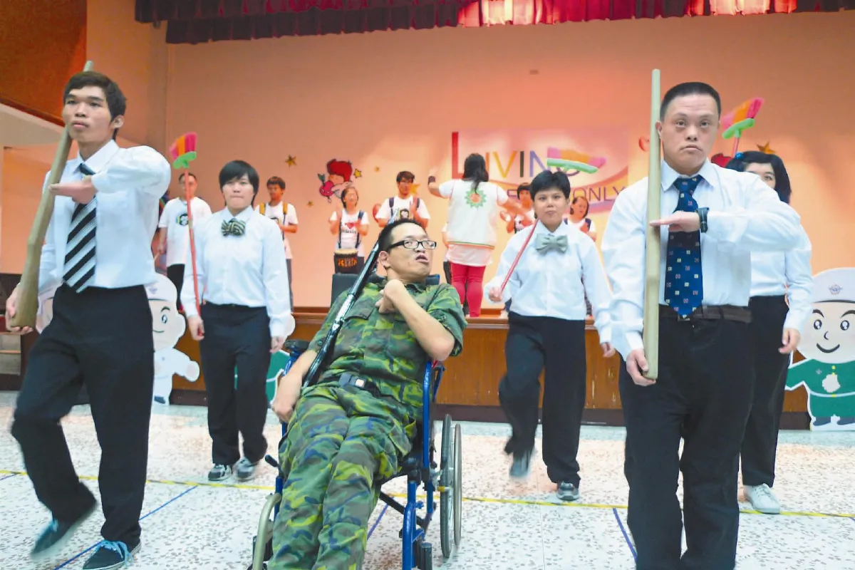 三軍儀隊表演 院生尬槍法