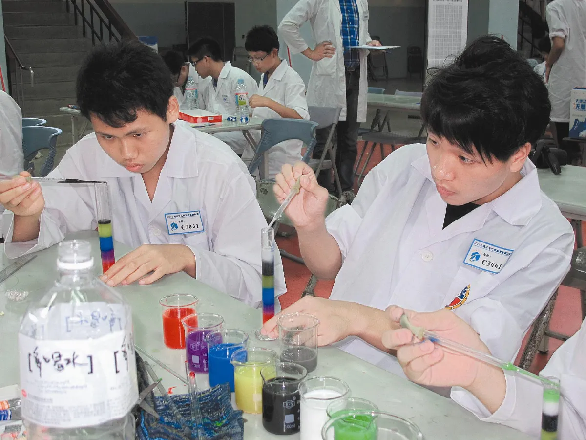化學創意實驗賽 調製食鹽水顏色分層闖關