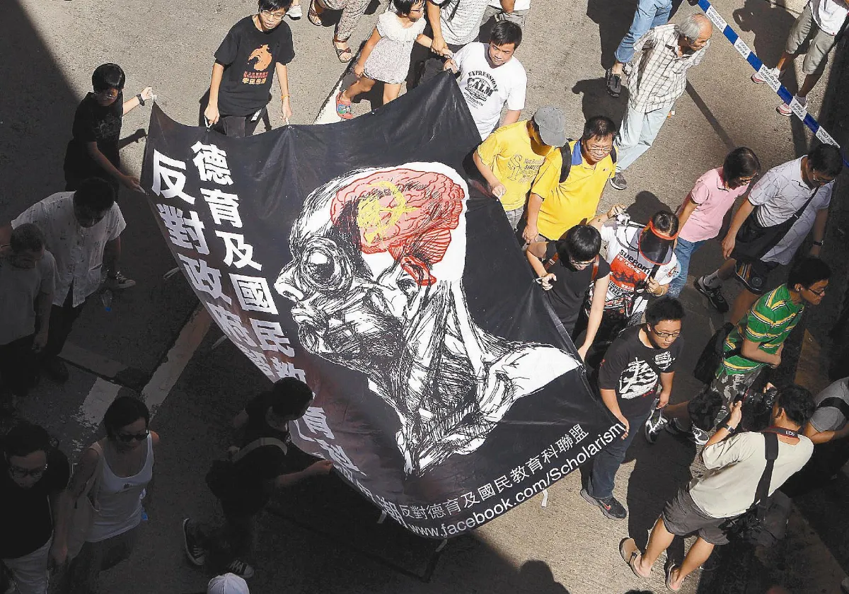 反洗腦教育 港上萬師長上街怒吼